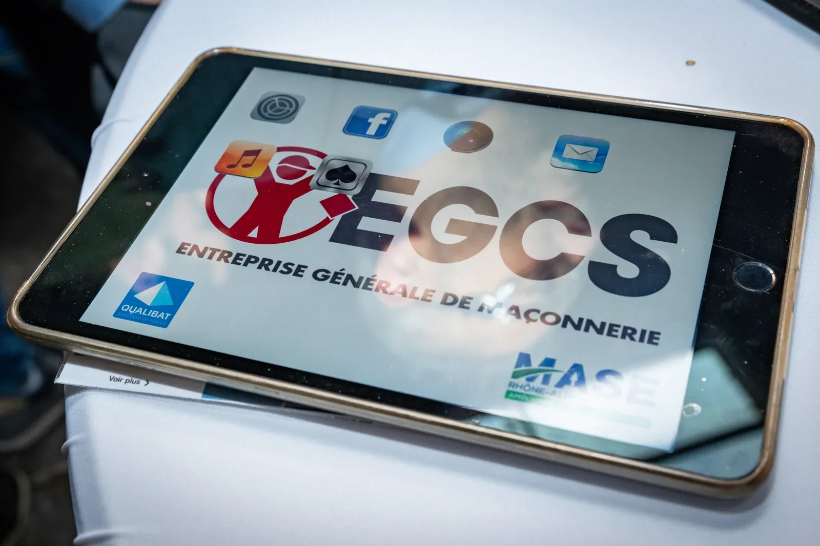 Calix mentaliste animant un événement corporate Beaujolais Nouveau pour EGCS à Lyon