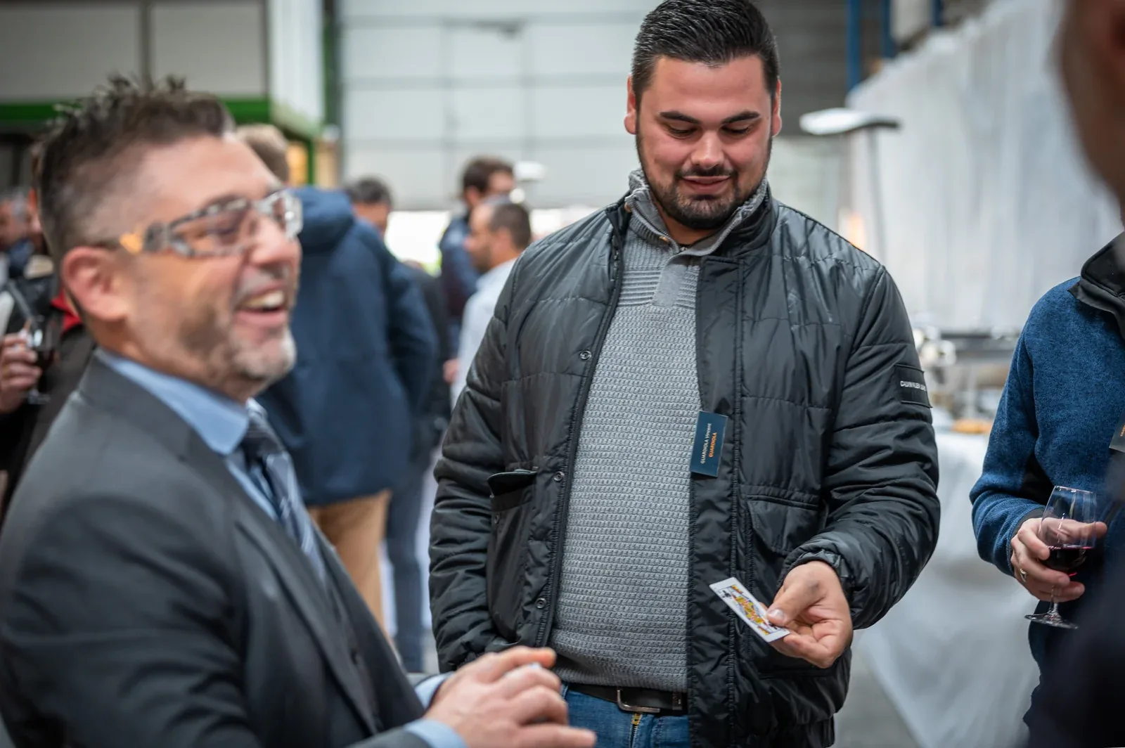 Calix, magicien close-up lors d'une soirée d'entreprise à Lyon, interaction directe avec les invités