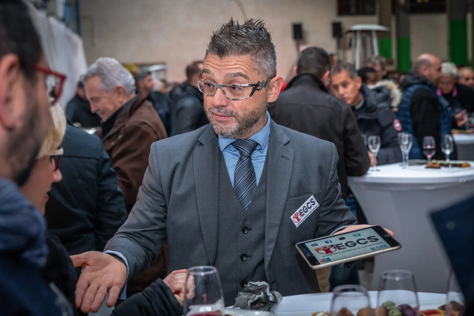 Calix en représentation de mentalisme lors d'un cocktail corporate à Lyon